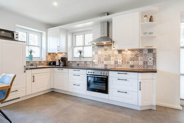 Køleskab, mikrobølgeovn, ovn, kogeplade