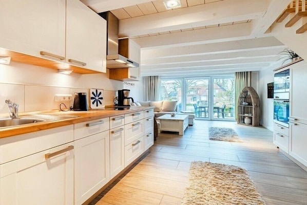 Køleskab, mikrobølgeovn, kogeplade, opvaskemaskine