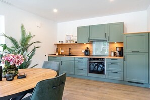 Køleskab, mikrobølgeovn, ovn, kogeplade