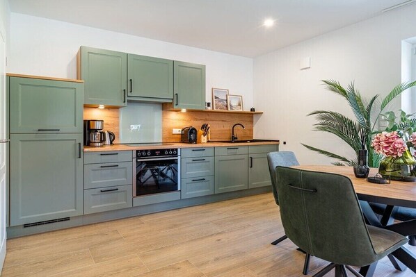 Køleskab, mikrobølgeovn, ovn, kogeplade