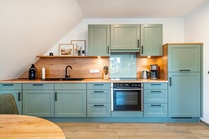 Køleskab, mikrobølgeovn, ovn, kogeplade