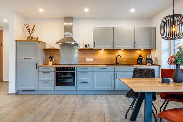 Køleskab, mikrobølgeovn, ovn, kogeplade