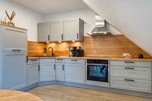 Køleskab, mikrobølgeovn, ovn, kogeplade