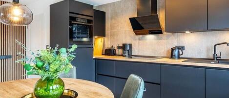 ثلاجة، فرن، موقد طهي مسطح، غسالة أطباق