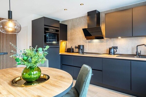 Køleskab, ovn, kogeplade, opvaskemaskine