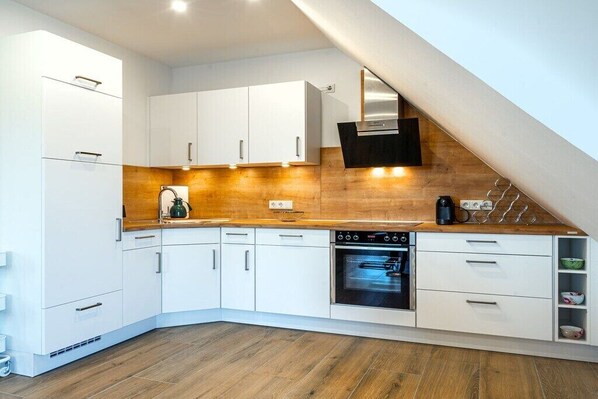 Køleskab, mikrobølgeovn, ovn, kogeplade