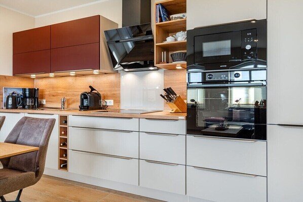 Køleskab, mikrobølgeovn, ovn, kogeplade