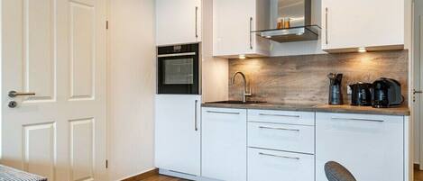 Fridge, oven, stovetop, dishwasher