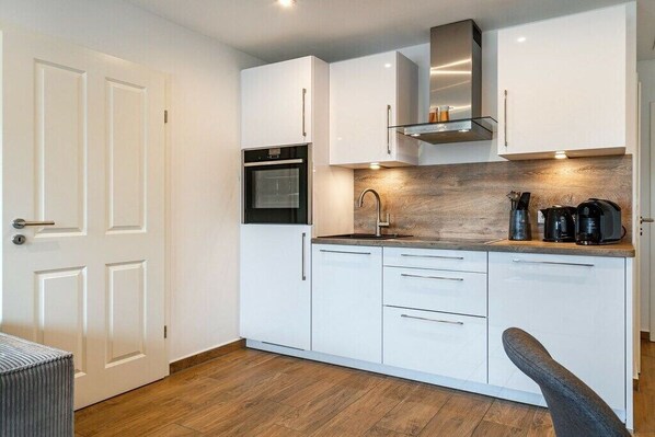 Fridge, oven, stovetop, dishwasher