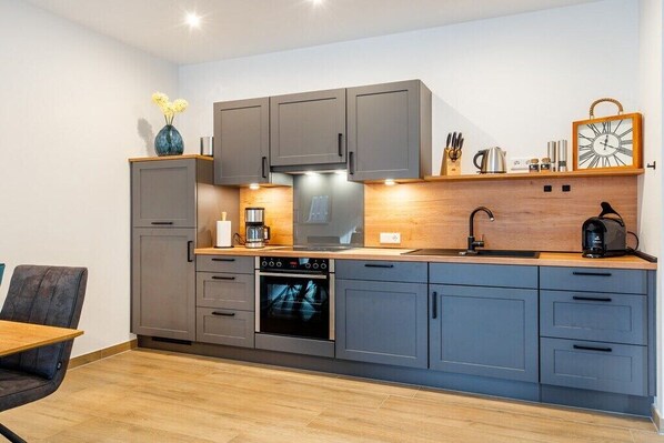 Køleskab, mikrobølgeovn, ovn, kogeplade