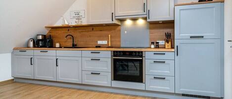 Køleskab, mikrobølgeovn, ovn, kogeplade