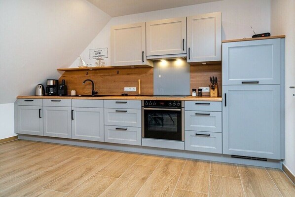 Køleskab, mikrobølgeovn, ovn, kogeplade