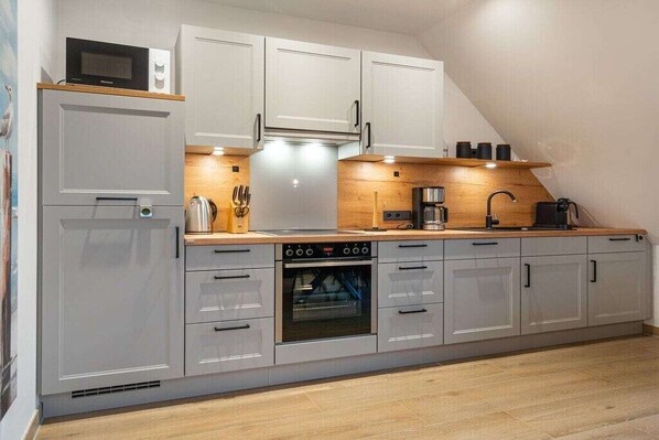 Køleskab, mikrobølgeovn, kogeplade, opvaskemaskine