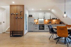 Køleskab, mikrobølgeovn, kogeplade, opvaskemaskine