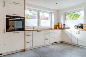 Køleskab, mikrobølgeovn, ovn, kogeplade