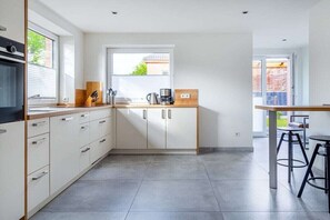 Køleskab, mikrobølgeovn, ovn, kogeplade