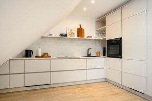 Køleskab, mikrobølgeovn, ovn, kogeplade