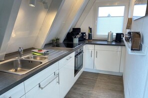 Køleskab, mikrobølgeovn, ovn, kogeplade