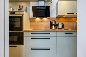 Køleskab, mikrobølgeovn, ovn, kogeplade