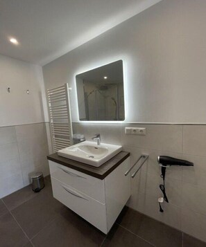 Shower - Holiday apartment with 2 bedrooms (Cuxhaven)
