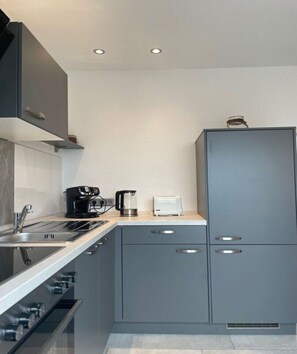Fridge, microwave, oven, stovetop - One-bedroom apartment (Großheide)