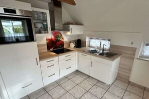 Køleskab, mikrobølgeovn, ovn, kogeplade