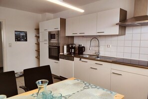 Kühlschrank, Ofen, Herdplatte, Geschirrspüler
