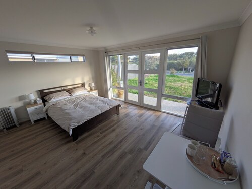 Private Studio Bed and Bath