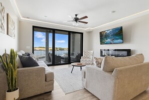 Smart TV, fireplace - Topsider Vista - Elevator, Two Pools, & Firepits! (Osage Beach)