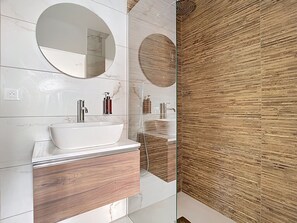 Douche, sèche-cheveux, serviettes fournies, savon
