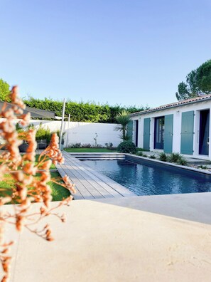 Una piscina al aire libre, una piscina climatizada