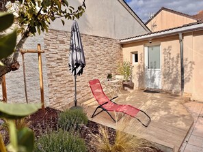 Terrace/patio - Lovely self-contained studio in Roissy-en-France / Aeroport CDG with airport terrace (Roissy-en-France)