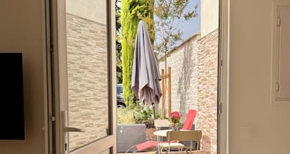 Lovely self-contained studio in Roissy-en-France / Aeroport CDG with airport terrace