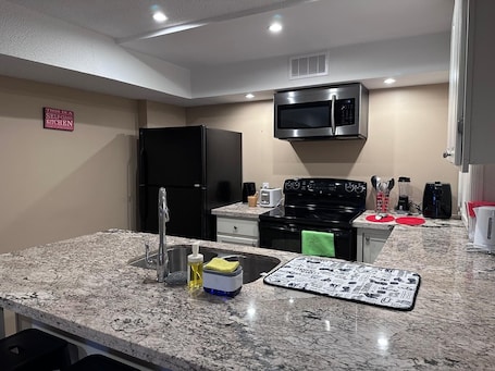 Cuisine privée. Affordable stay at a friendly neighborhood. Close by Durham college