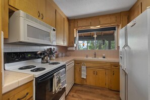 Réfrigérateur, four à micro-ondes, un four, surface de cuisson