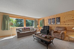 Älytelevisio, takka, DVD-soitin, kirjoja