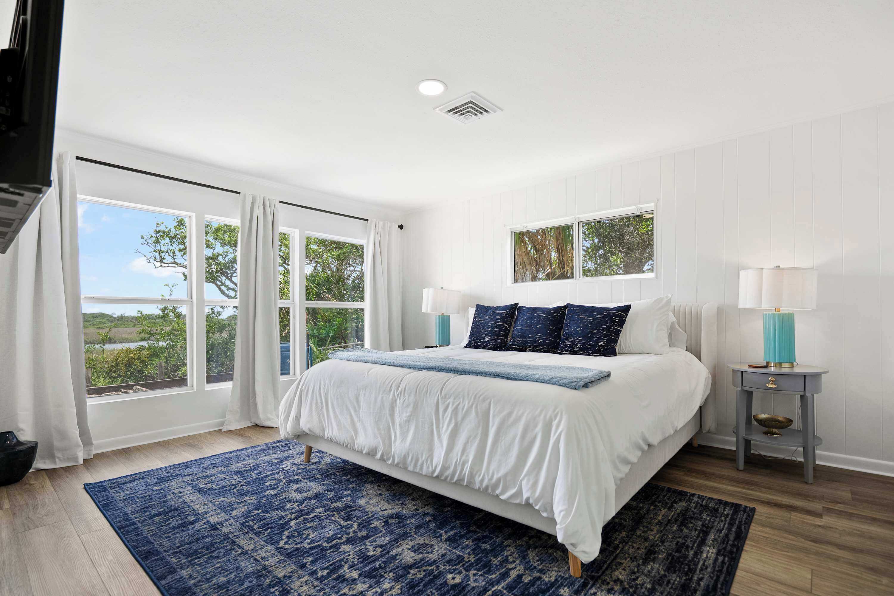 3 bedrooms, desk, iron/ironing board, travel crib