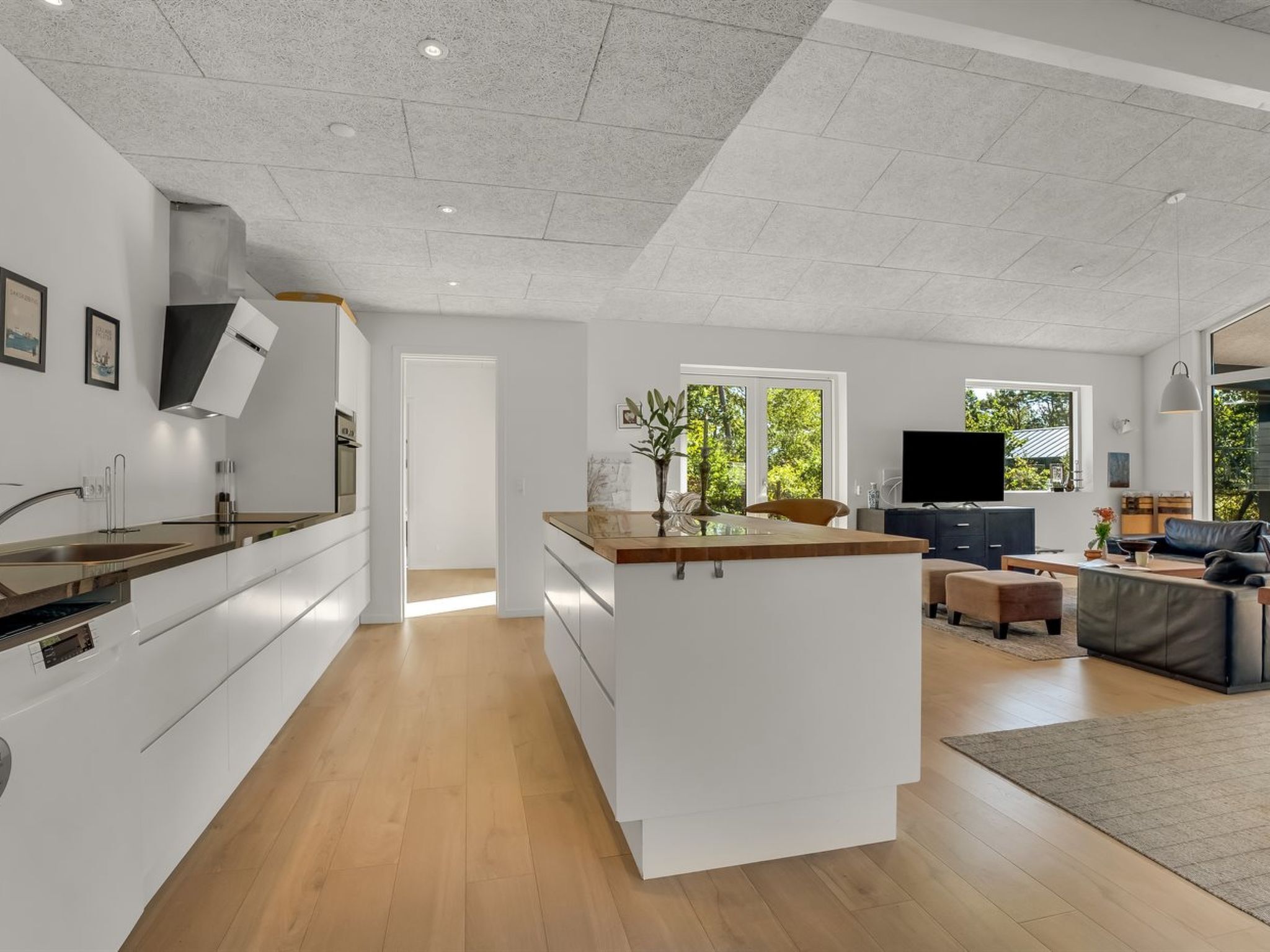 Fridge, microwave, dishwasher, cookware/dishes/utensils