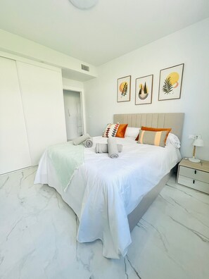 2 bedrooms, iron/ironing board, internet, bed sheets