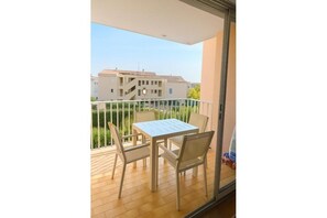 Outdoor dining - Bright T2 with terrace & parking / near port (Agde)