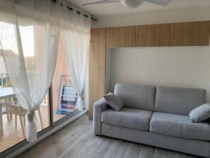 TV - Bright T2 with terrace & parking / near port (Agde)