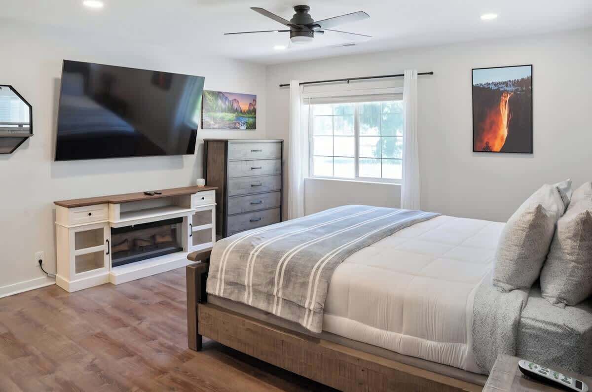 3 habitaciones, tabla de planchar con plancha, wifi y ropa de cama 