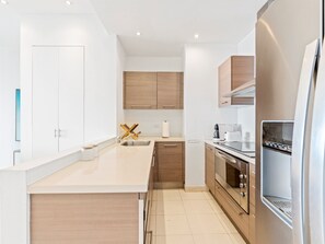 Réfrigérateur, four à micro-ondes, un four, surface de cuisson