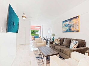 Una Smart TV, un reproductor estéreo