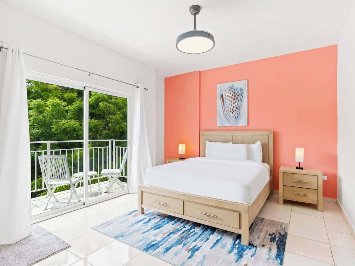 1 habitación, tabla de planchar con plancha y cuna de viaje 