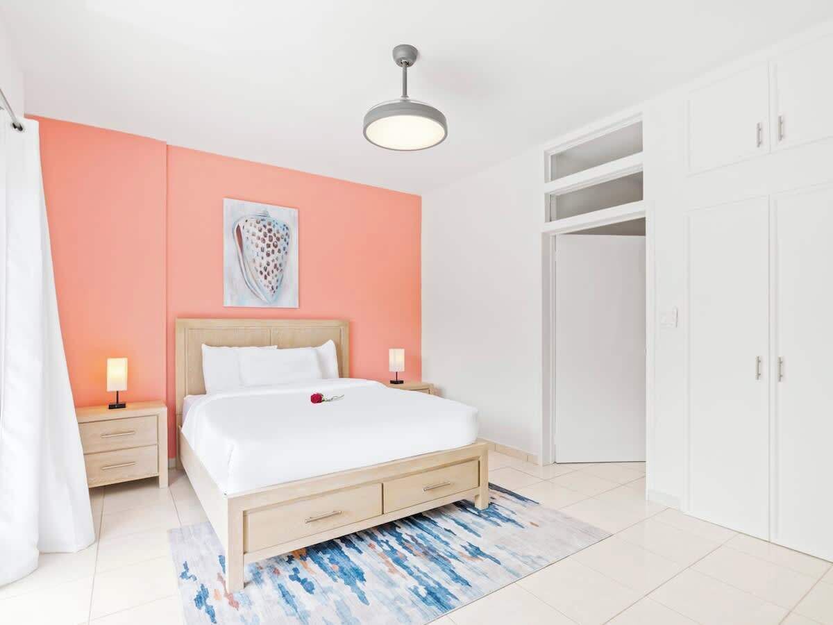 1 habitación, tabla de planchar con plancha y cuna de viaje 