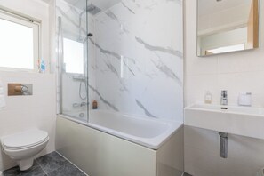 Dusche, Haartrockner, Handtücher, Toilettenpapier