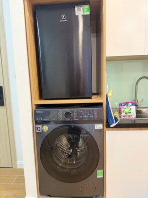 Microwave, oven, stovetop, cookware/dishes/utensils