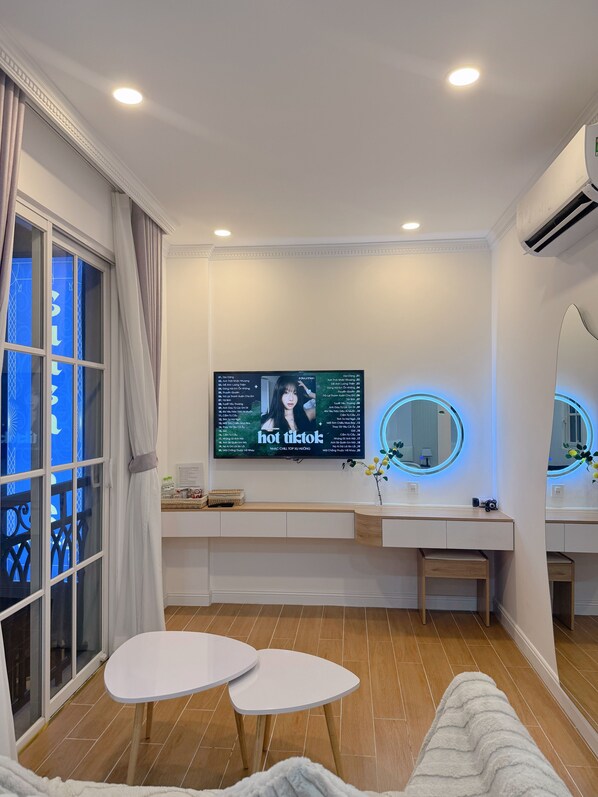 Luxury Apartment, Balcony, Ocean View | Desk, laptop workspace, blackout drapes, soundproofing