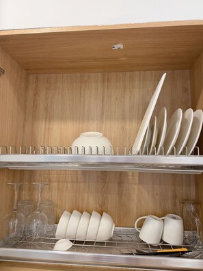 Microwave, oven, stovetop, cookware/dishes/utensils